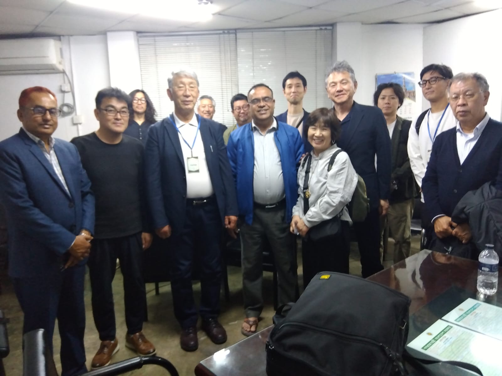 日本の視察団との会議・集合風景